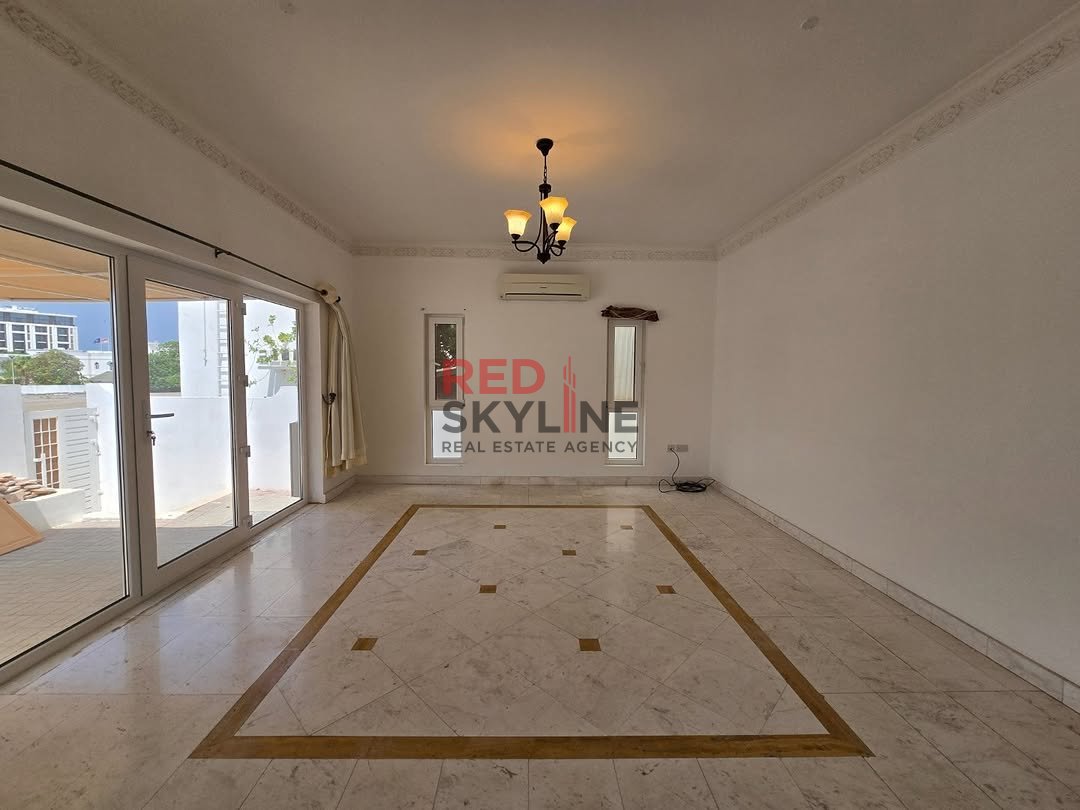 4 Bedroom Villa in Shatti Al Qurum - Photo 6