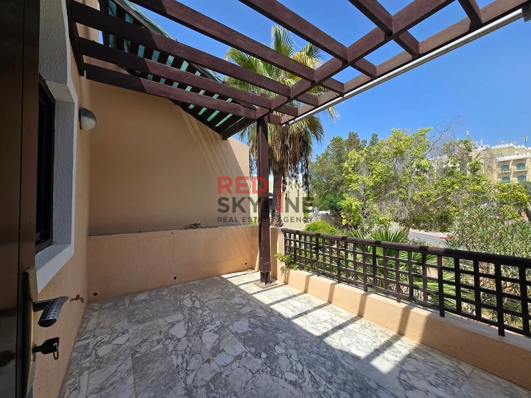 2 BR Apartment in Shatti Al Qurum