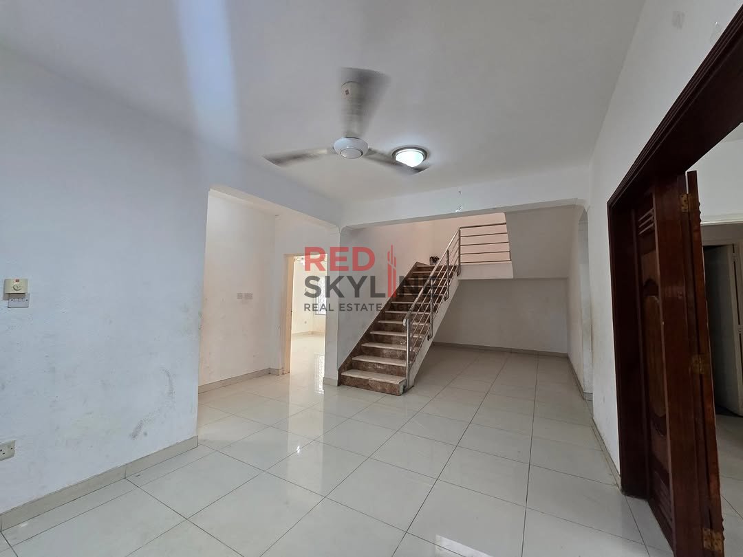 5 Bedroom Villa in Muscat - Photo 2