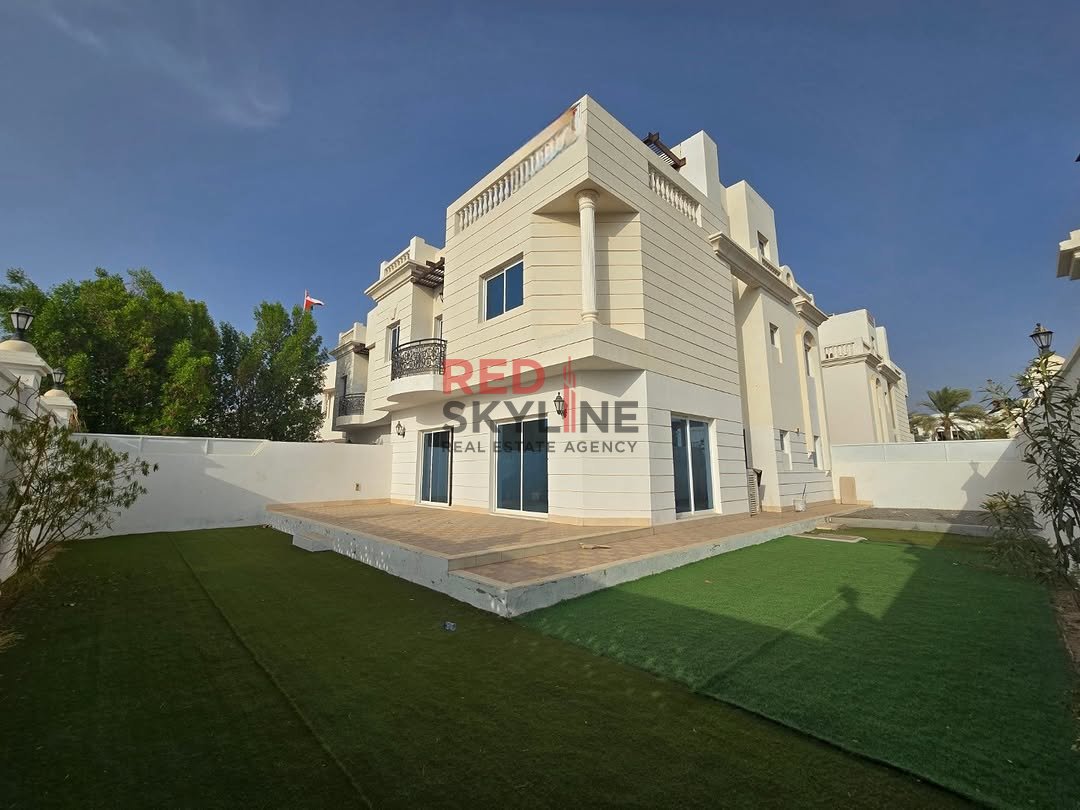 4 BR Warehouse in Shatti Al Qurum