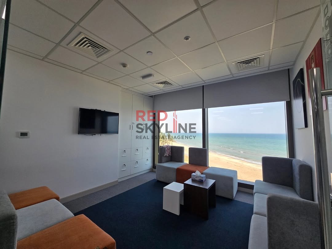 Office in Shatti Al Qurum - Photo 4