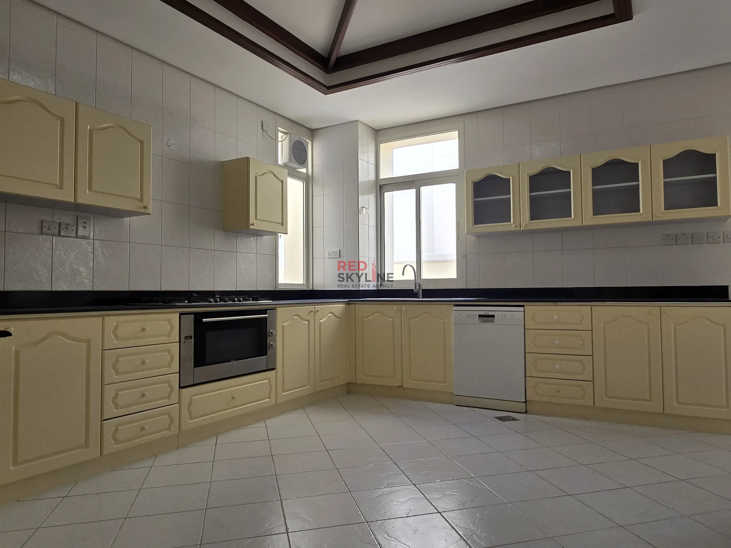5 Bedroom Villa in Al Qurum - Photo 6
