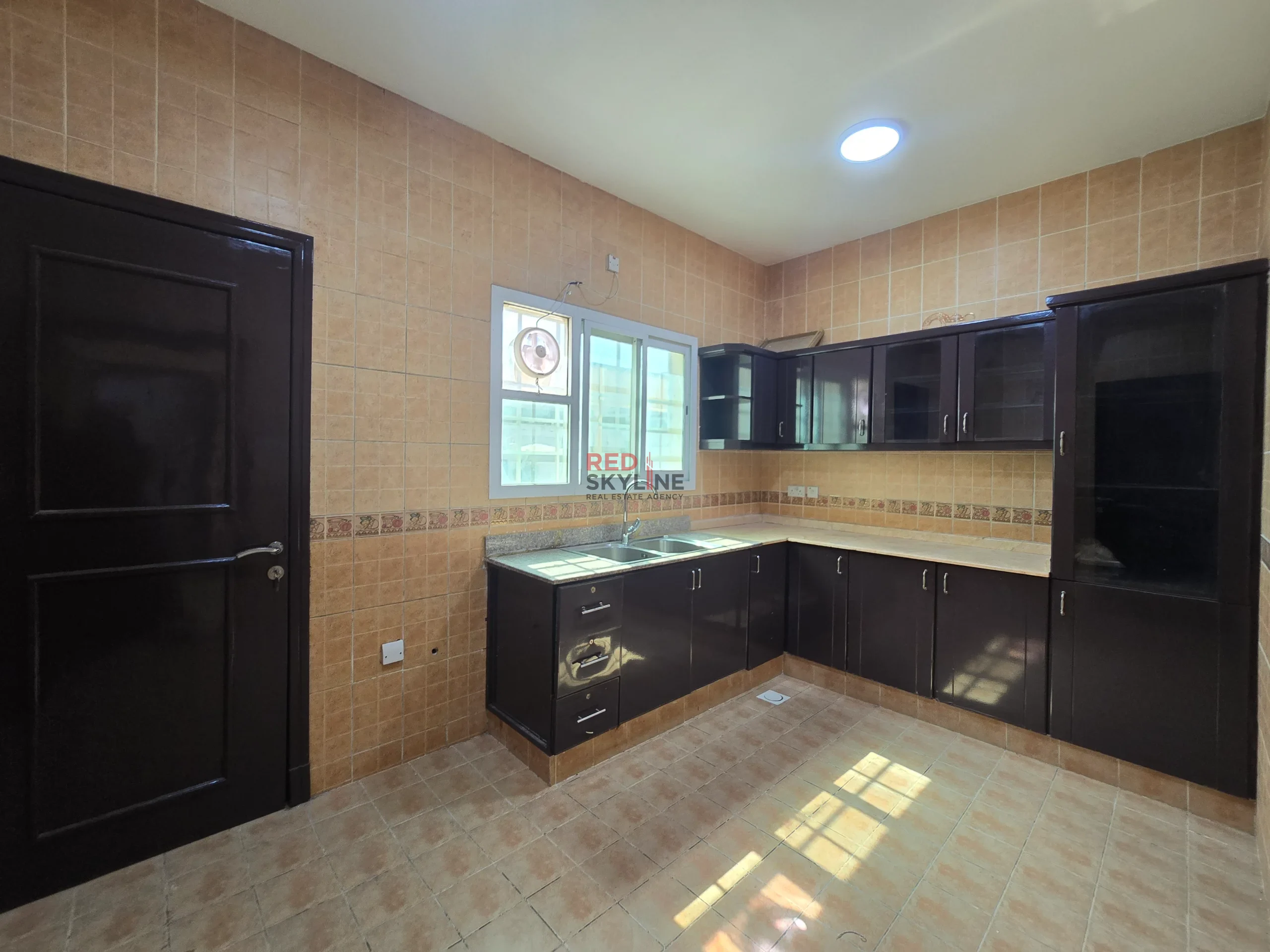 3 Bedroom Apartment in Al Ghubrah - Photo 5