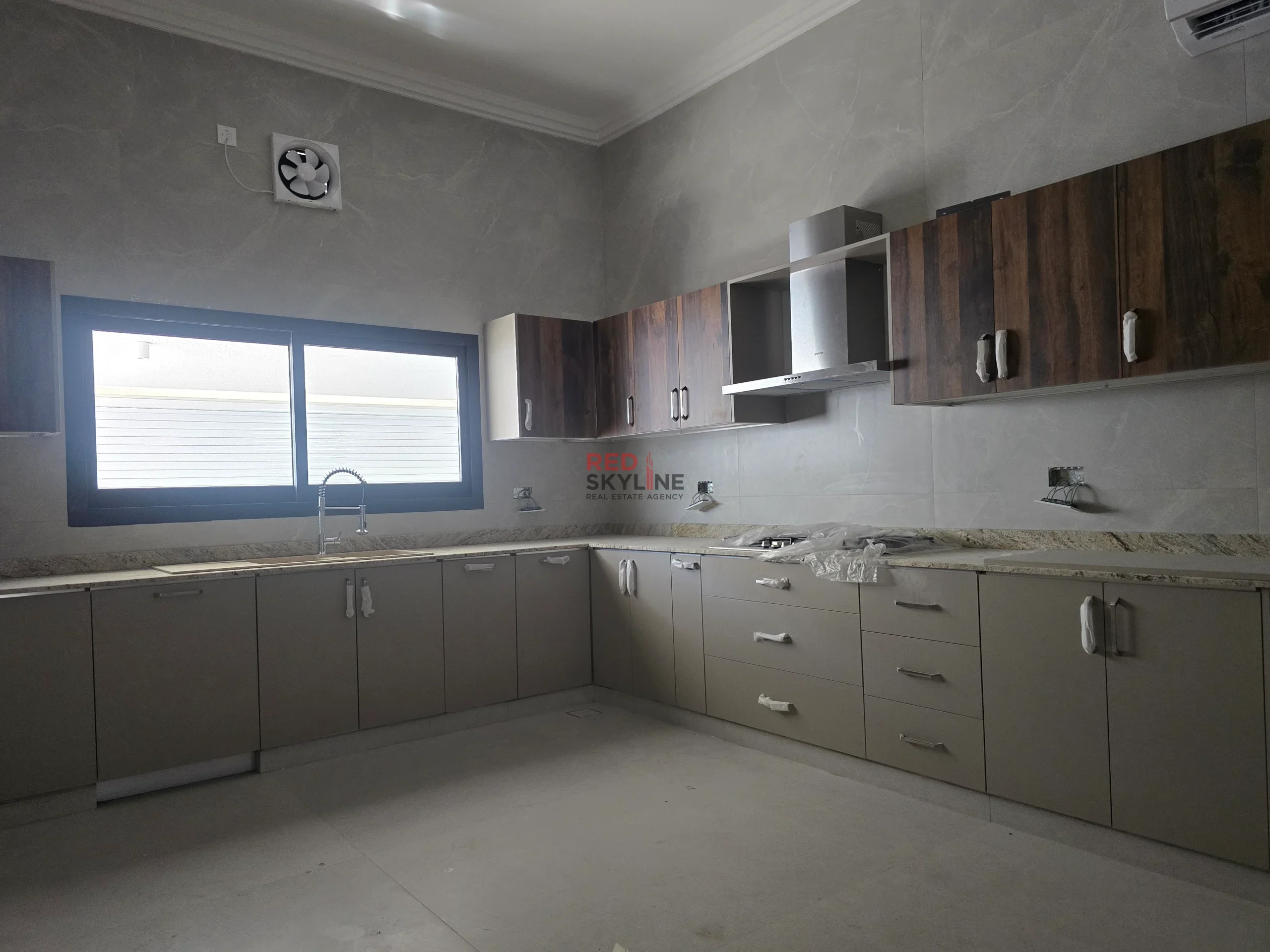 4 Bedroom Villa in Al Khoud - Photo 4