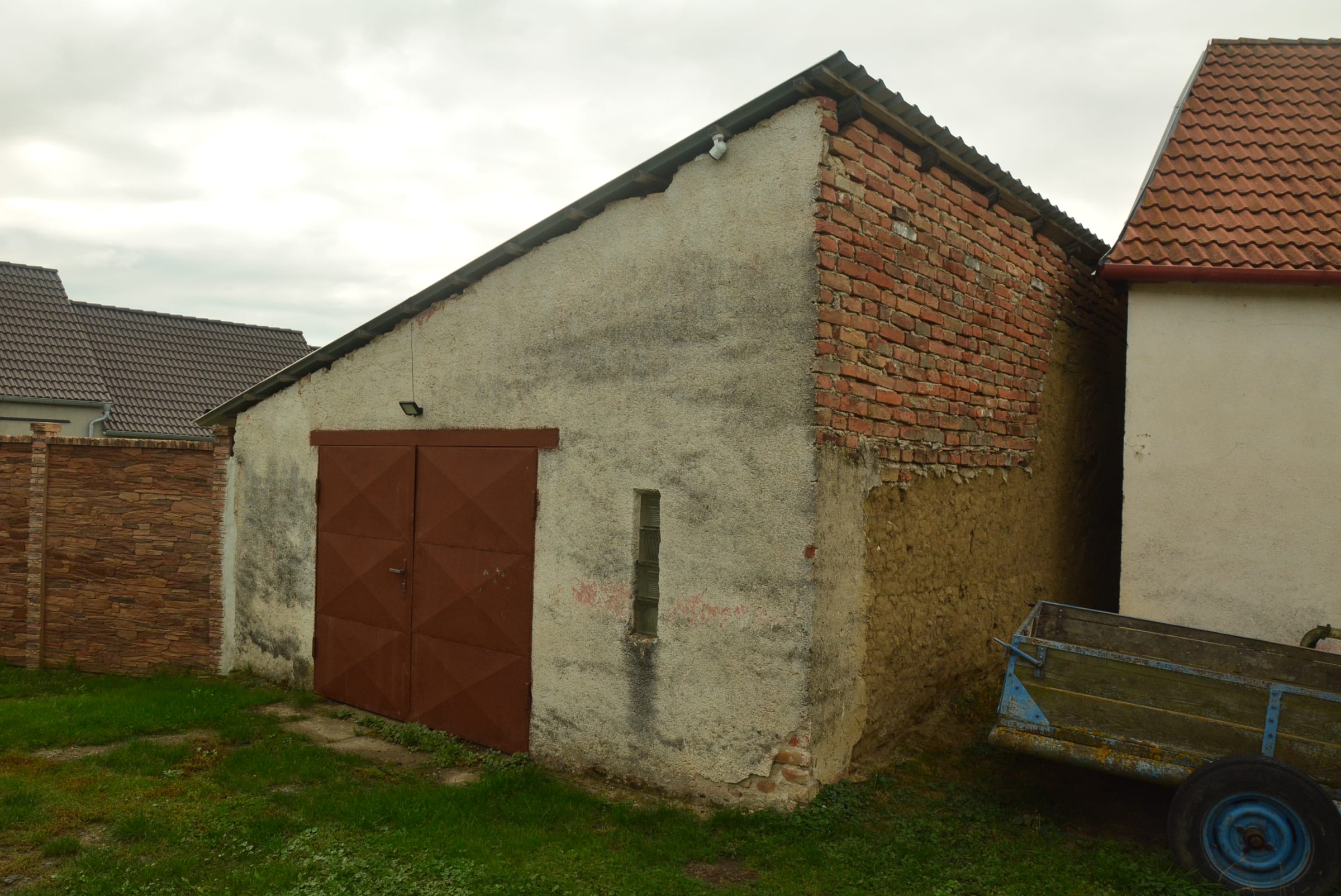 Bývalá hospodářská stavba (dnes garáž) č. p. 112, Strachotice