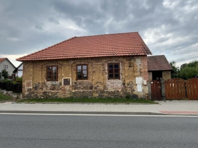 Pohled na chalupu z ulice