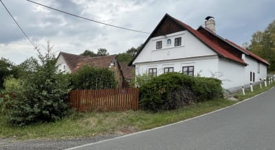 Pohled na stavení č.p. 13 se zemědělským stavením