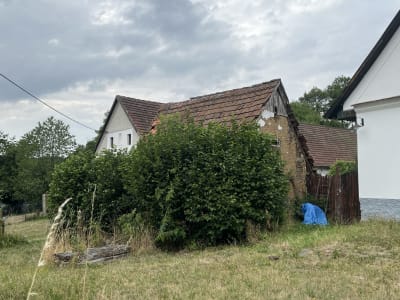 Roubená zemědělská stavba s hliněnou omazávkou