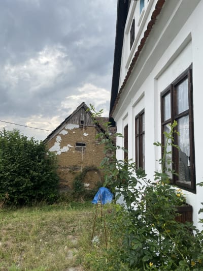 Štítová stěna s hliněnou oamazávkou