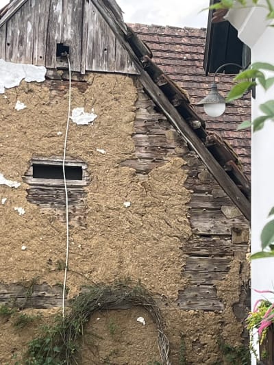 Detail hliněné omazávky s kolíky