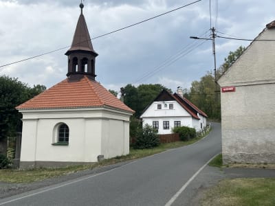 Náves obce Zahrádka Čížkov s kaplí Panny Marie z poloviny 19.století.