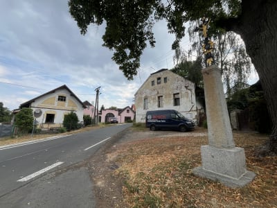 Celkový pohled na původní hostinec na návsi obce Železný Újezd