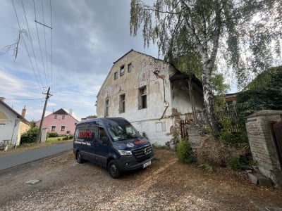 Severovýchodní štítová stěna orientovaná do návsi
