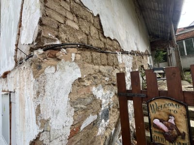 Detail zdiva z vepřovic na severním nároží. V průhledu dobře patrné zdivo z vepřovic na podélné severozápadní stěně.