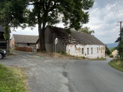 Jihovýchodní podélná stěna hostince s patrným zdivem z vepřovic