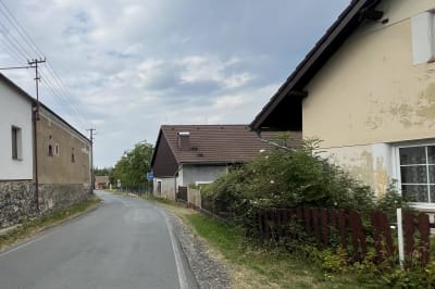 Širší vztahy - uliční pohled severním směrem, vpravo je stodola č.p. 12, vlevo přes ulici stodola č.p. 14 s obdobnou technologií smíšeného zdiva s vepřovicemi
