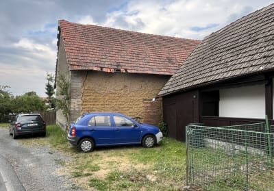 Podélná stěna stodoly vyzděná z vepřovic, v horní části patrná trhlina u napojená na štítovou stěnu