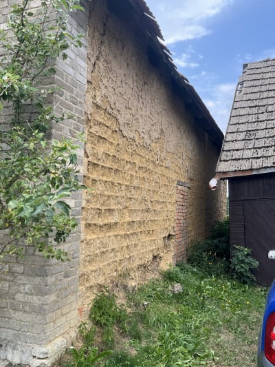 Detail zdiva z vepřovic s průhledem na celou stěnu