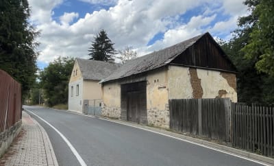 Pohled z ulice na jihovýchodní štítovou stěnu stodoly