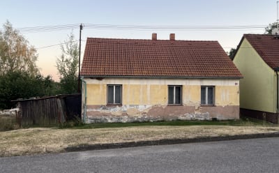 Celkový pohled z ulice na severní podélnou stěnu