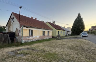 Celkový pohled o východu, na východní štítové stěně je v místě opadaných omítek patrné zdivo z vepřovic. Z širší situace je patrné, že podobná technologie se může pravděpodobně může objevovat i u okolních objektů