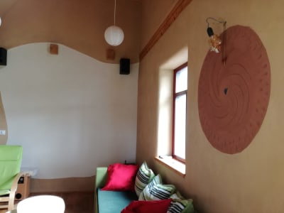 Přechod barev hliněných omítek a dekorace