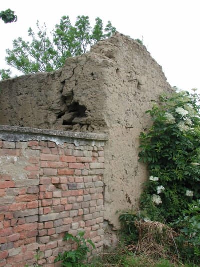 Stošíkovice na Louce, ohradní zeď u čp. 31, nároží zříceniny stodoly z válků do bednění