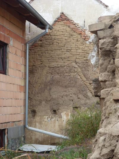 Míšoviice, detail otisku zaniklé chalupy čp. 513? na p.č. 67 z nepálené a pálené cihly, válků i nakládání stěny horní komory tvaru lepence