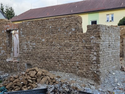 Zadní zeď bouraného domu při pohledu s příčné ulice