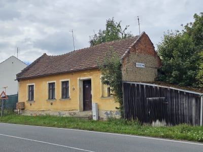 Šikmý pohled na hliněný dům z ulice