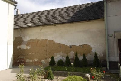 Uhřičice, severní průčelí domu usedlosti čp. 70, nakládaná stěna