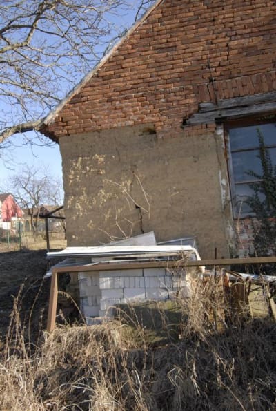 Lidéřovice, západní humno, podélně průjezdná stodola usedlosti čp. 46, část nabíjené stěny