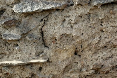 Popice, východní humno ulicovky ke Konicím, stodola za čp.6, detail nabíjené stěny.