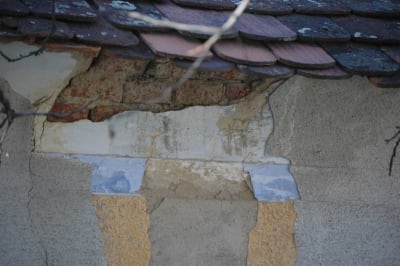 Vnorovy, Hlavní ulice, nabíjená chalupa čp. 440, detail vady omítky pod korunní římsou