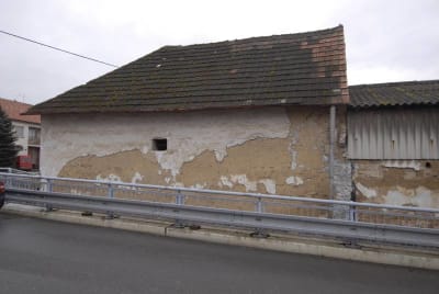 Zarazice, náves, ulice Zarazická, dům usedlosti čp. 129, nabíjená stěna