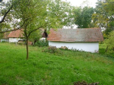 Mařatice, Soví Hora, bůda na p. č.  275. za ní búda na p. č. 276
