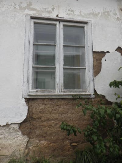 Strážnice, Staré Město/ Žerotínská, usedlost bez čp., asi opuštěná, nabíjení v nízkých vrstvách pod oknem zadní světnice