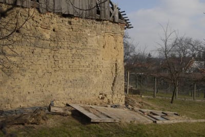 Kozojídky, stodola u čp. 45, detail smíšeného zdiva z nepálených cihel a nabíjení