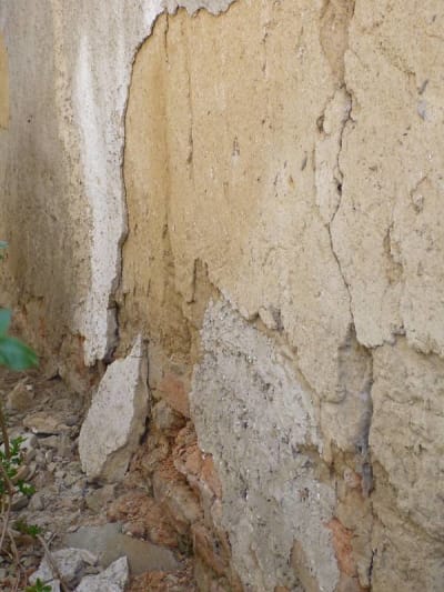 Boršice u Buchlovic, hloubkově orientovaná chalupa čp. 264, nabíjení, omazávka a hliněná omítka, vápenná omítka?, mnohočetné olíčení; cementová omítka