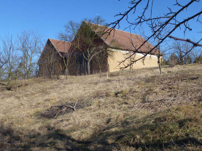 Lidéřovice, západní humno, podélně průjezdná nabíjená stodola u čp. 24,  za ní stodola u čp. 25