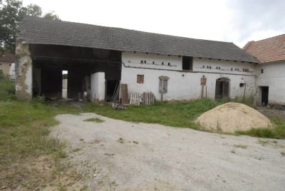 Mirkovice, vjezd a chlév usedlosti čp. 1, (strop dendrochronologicky datován? 1758, Tomáš Kyncl)
