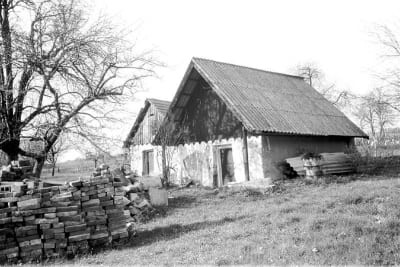 Mařatice, búda na pč. 283, nabíjená, průčelí omítané, vlevo búda na p.č. 281