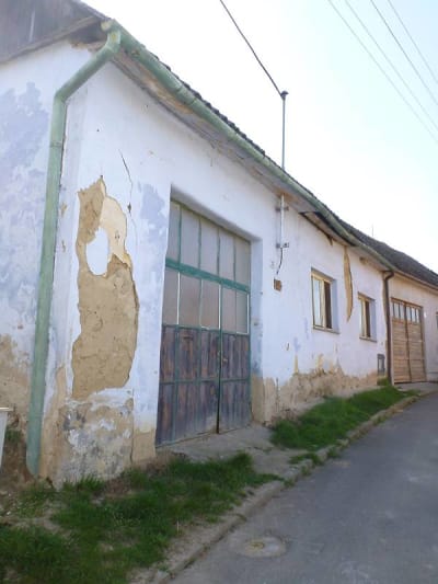 Boršice u Buchlovic, hloubkově orientovaná chalupa čp. 26 na p.č. 234, nabíjení, omazávka a hliněná omítka, vápenná omítka?, mnohočetné olíčení
