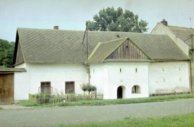 Příkazy, usedlost  čp. 26 se žudrem s roubenou světnicí a stěnami komor z válků