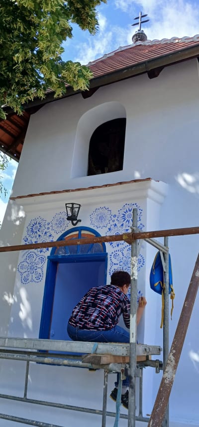 Louka, zvonice, malování rizalitu malérečkou  Marií Jagošovou