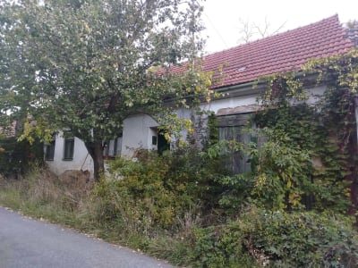 Přední strana domu do ulice