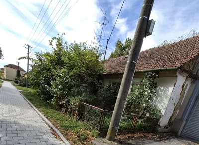 Pohled na nároží domu uskočené oproti vedlejší řadové zástavbě