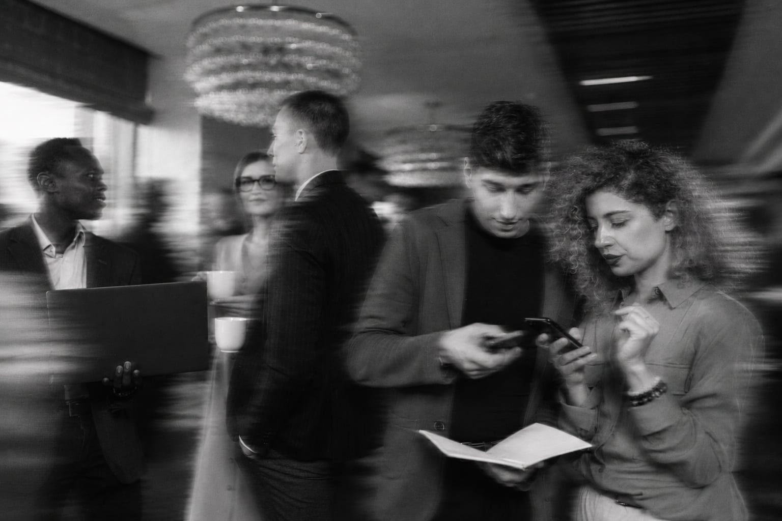 Profesionales conectando en un evento