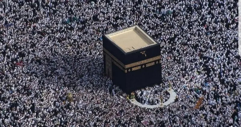 حجاج بيت الله يتوافدون إلى المشاعر المقدسة وسط است