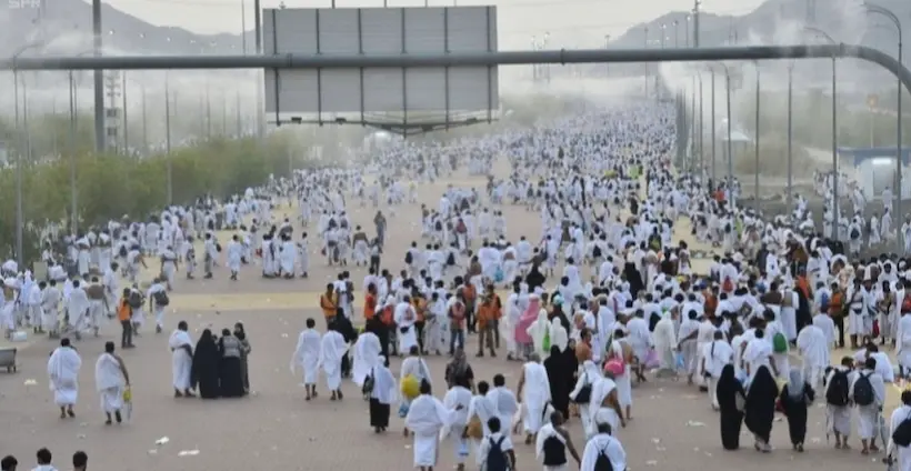 الحجاج يبيتون في مزدلفة بعد يوم عرفة استعدادًا لاس